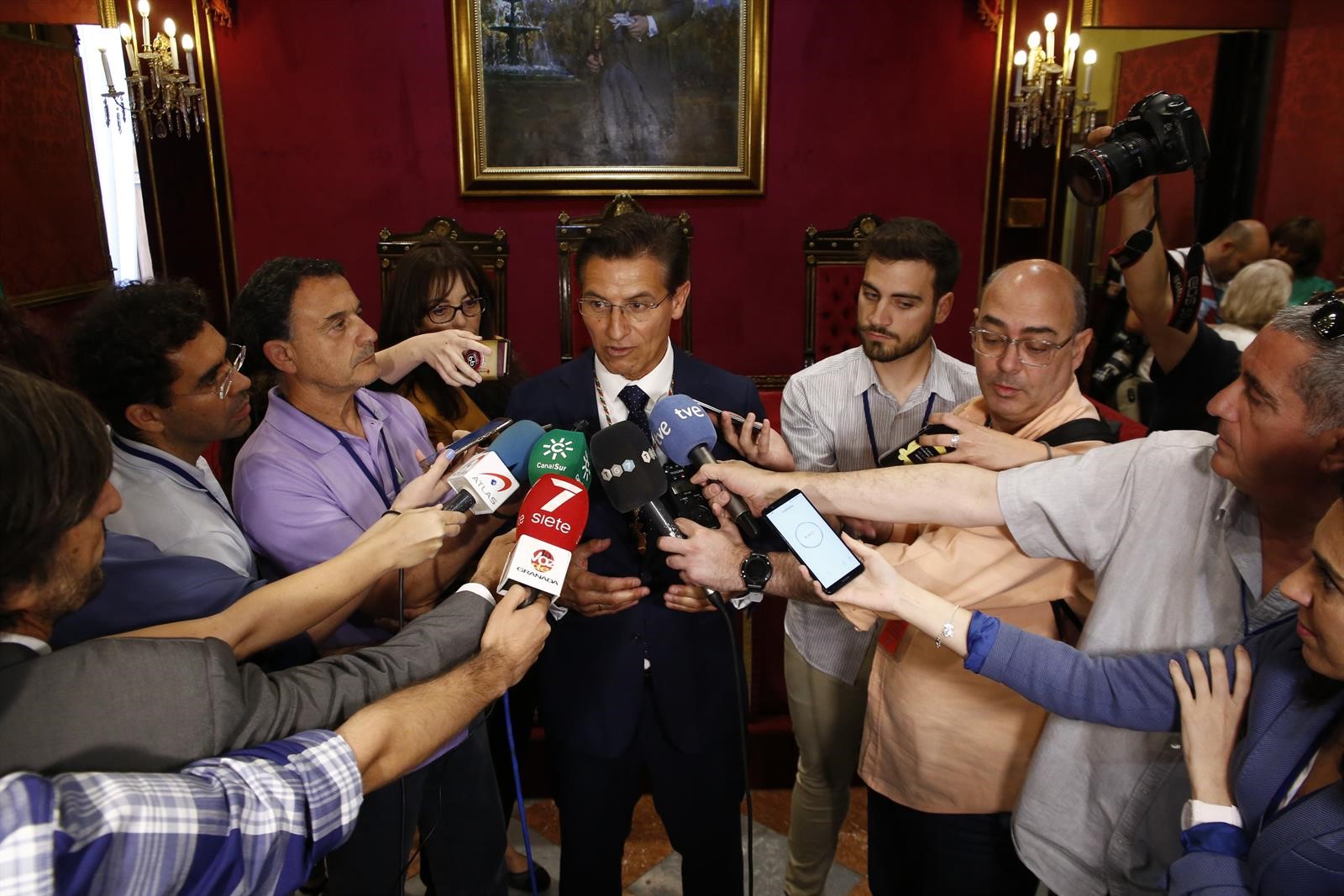 Salvador insta al PSOE a aclarar si «va a establecer relaciones» con Vox