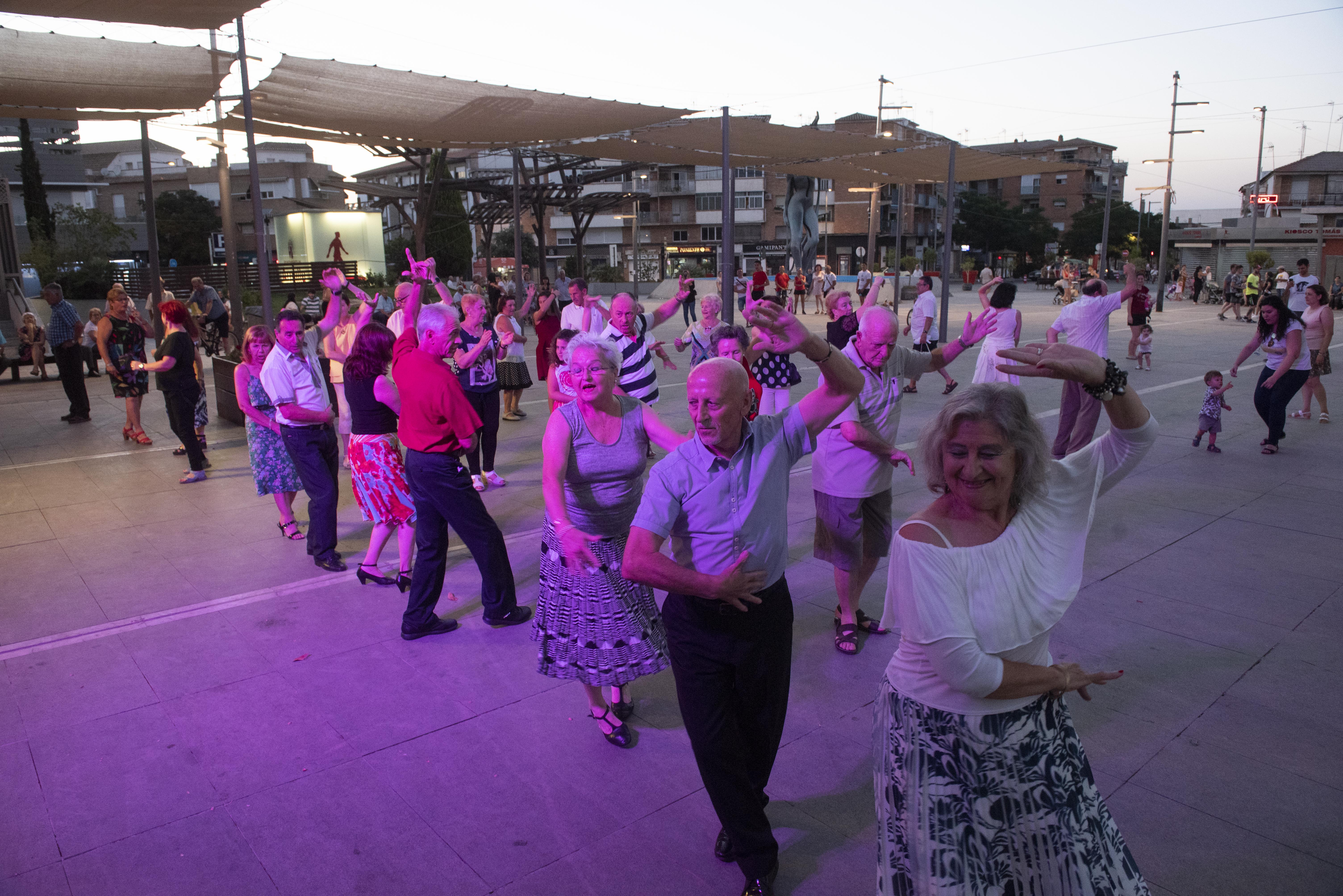 Las personas mayores de Armilla disfrutan de baile al aire libre todos los domingos