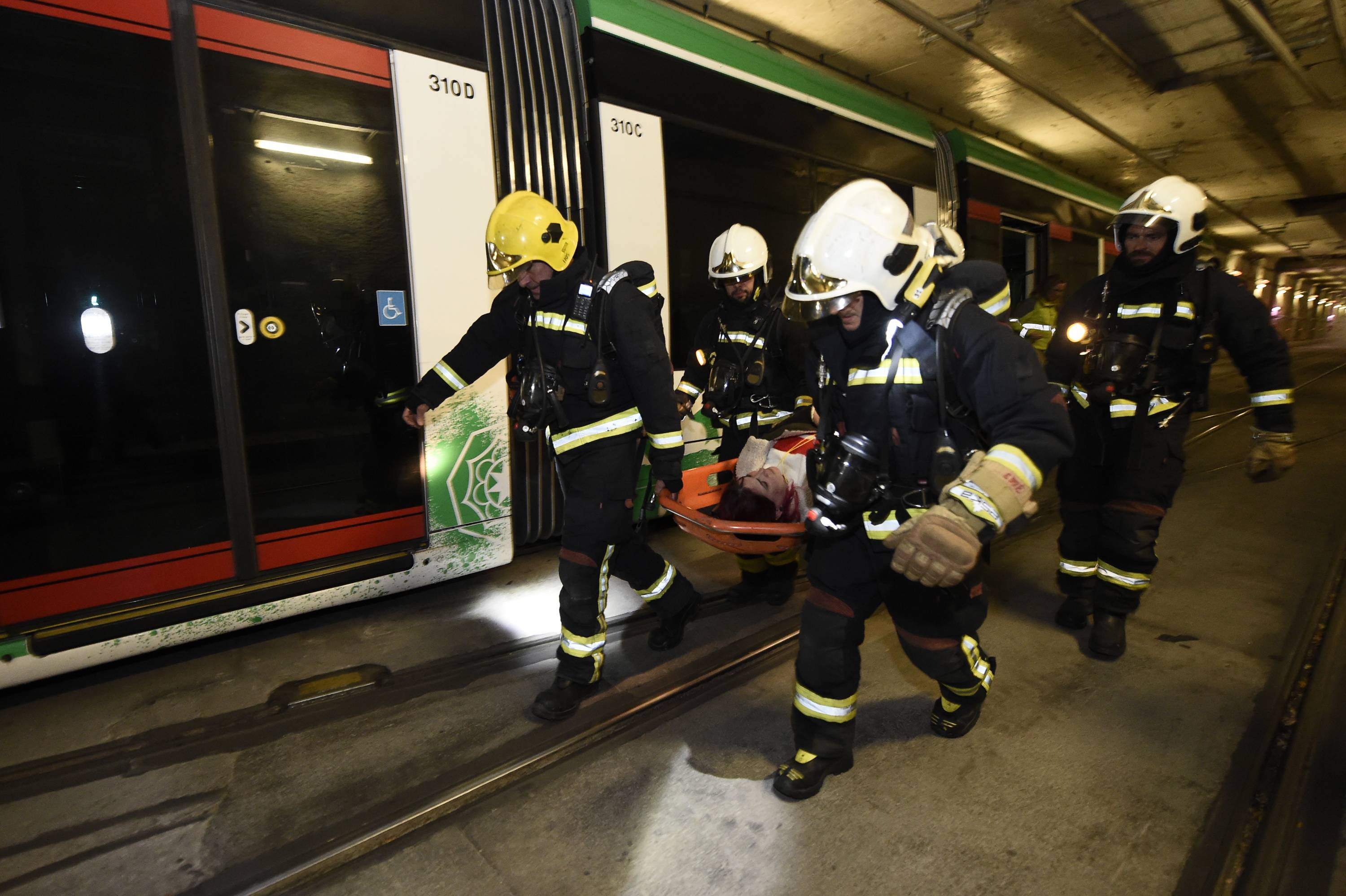 El Metro realiza un simulacro de incendio en el interior de un tren