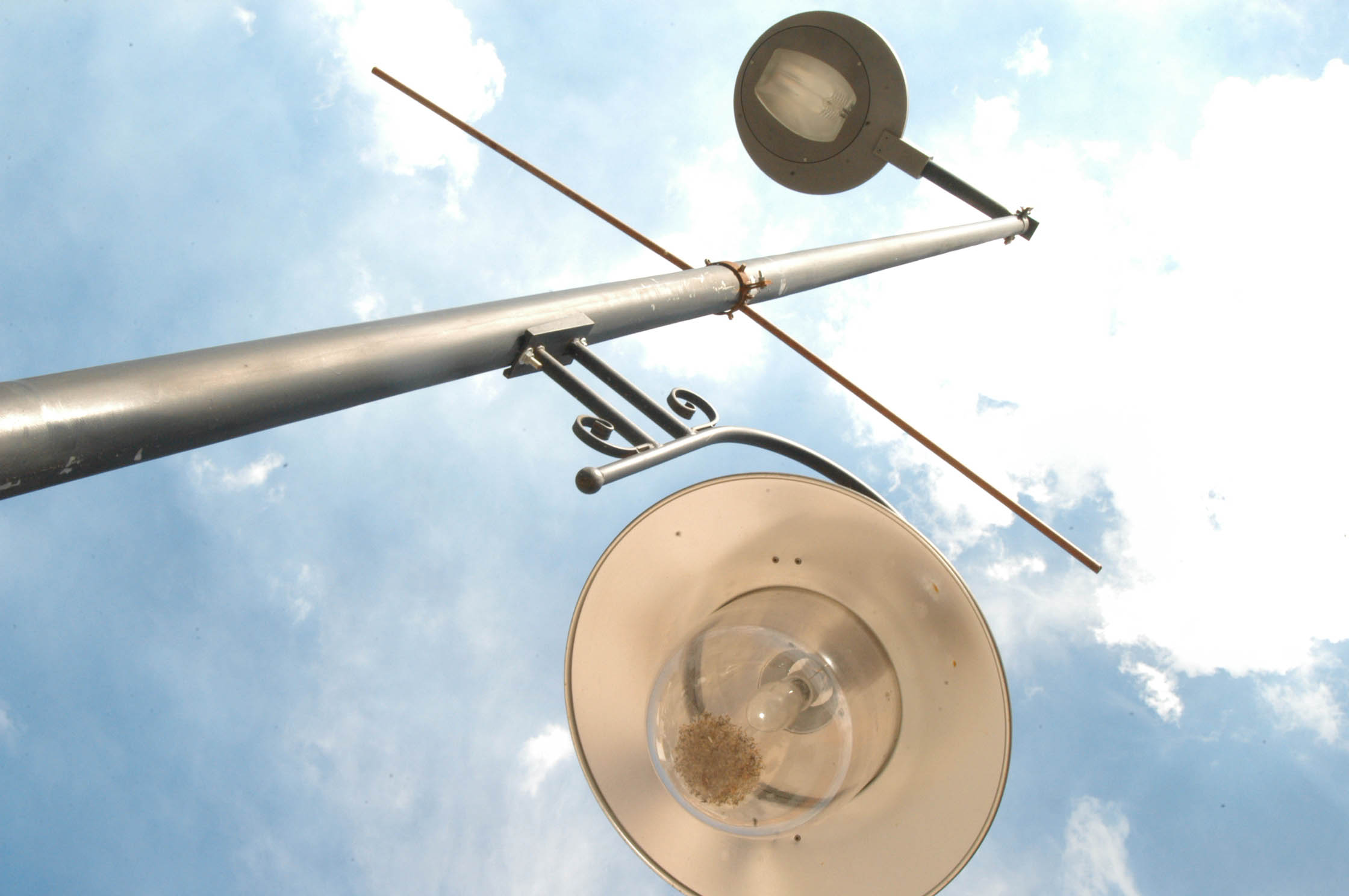 Cájar sustituye las luminarias de las farolas por lámparas led para hacerlas más eficientes
