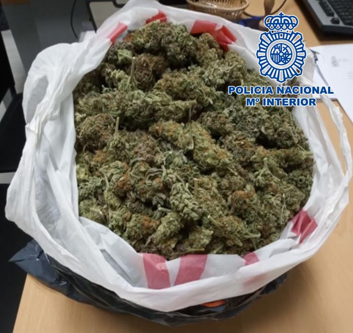 La Policía Nacional detiene a dos varones que transportaban más de 1.300 gramos de marihuana