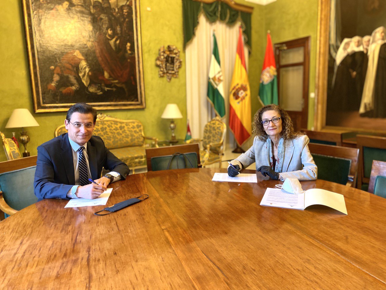 Ayuntamiento y Junta firman un acuerdo para apoyar a los alumnos más desfavorecidos