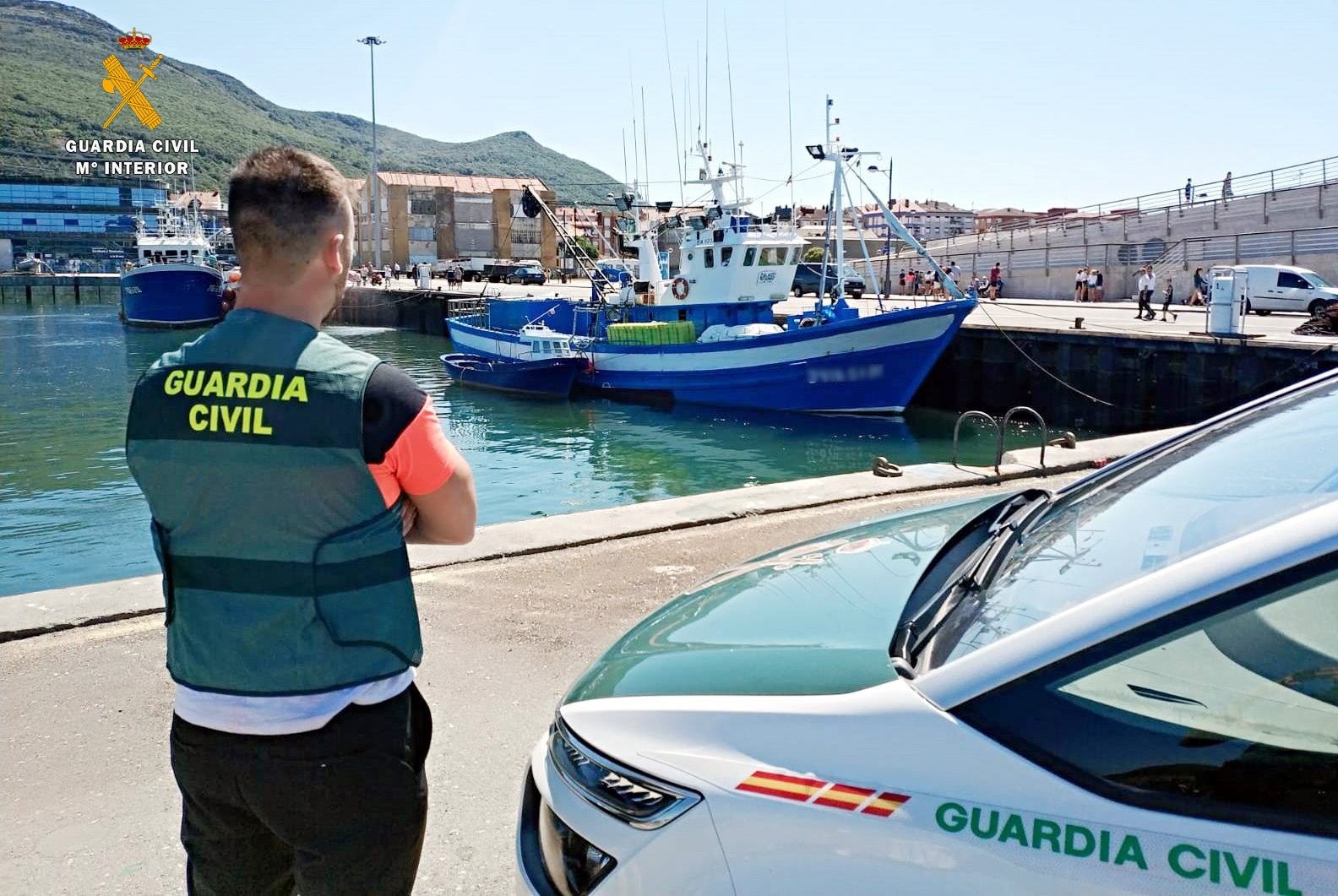 Denunciados tres individuos que se adentraron con motos acuáticas en una cueva de La Herradura