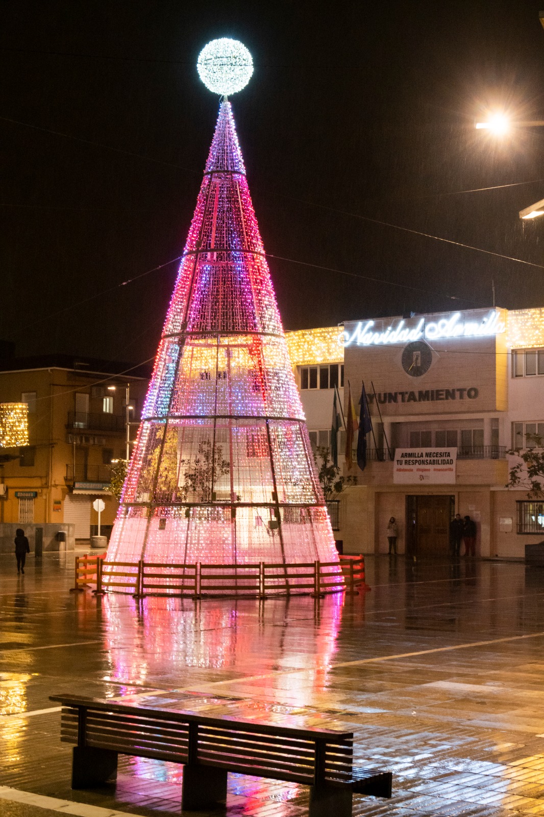 La alcaldesa y el personal del Centro de Salud encienden la iluminación navideña de Armilla