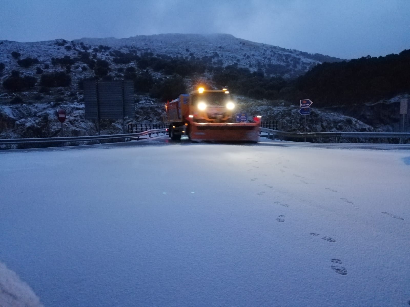 Cortada al tráfico por nieve en la A-395 a la altura de Sierra Nevada