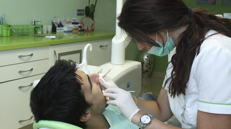 La Diputación y la UGR proporcionan dentista gratuito a personas en situación de necesidad urgente