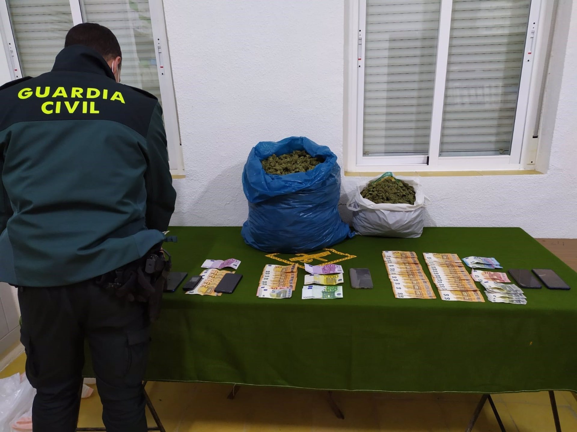 Detenidas seis personas cuando intercambiaban cuatro kilos y medio de marihuana