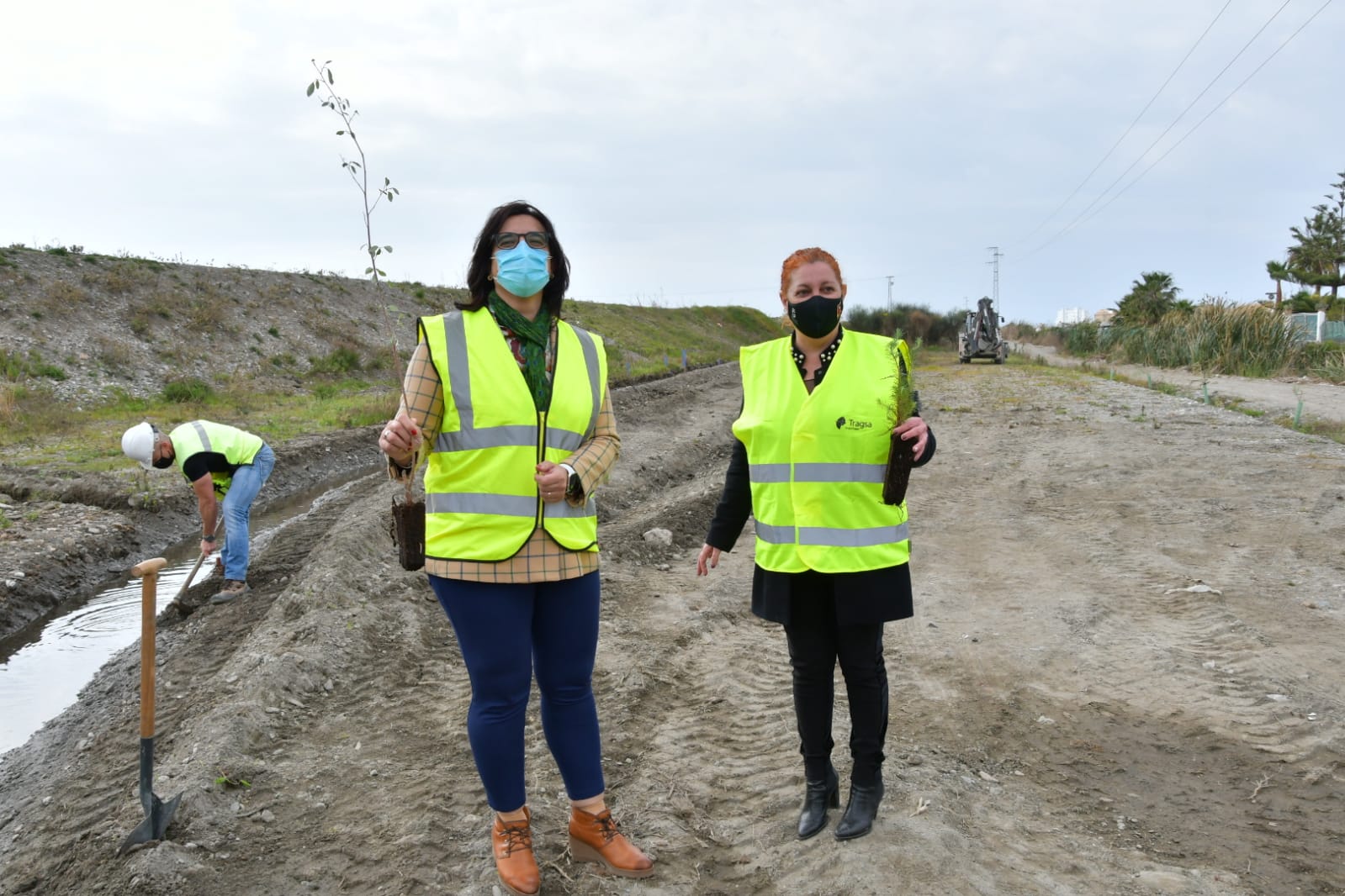 Acondicionan y limpian cauces y barrancos en Salobreña