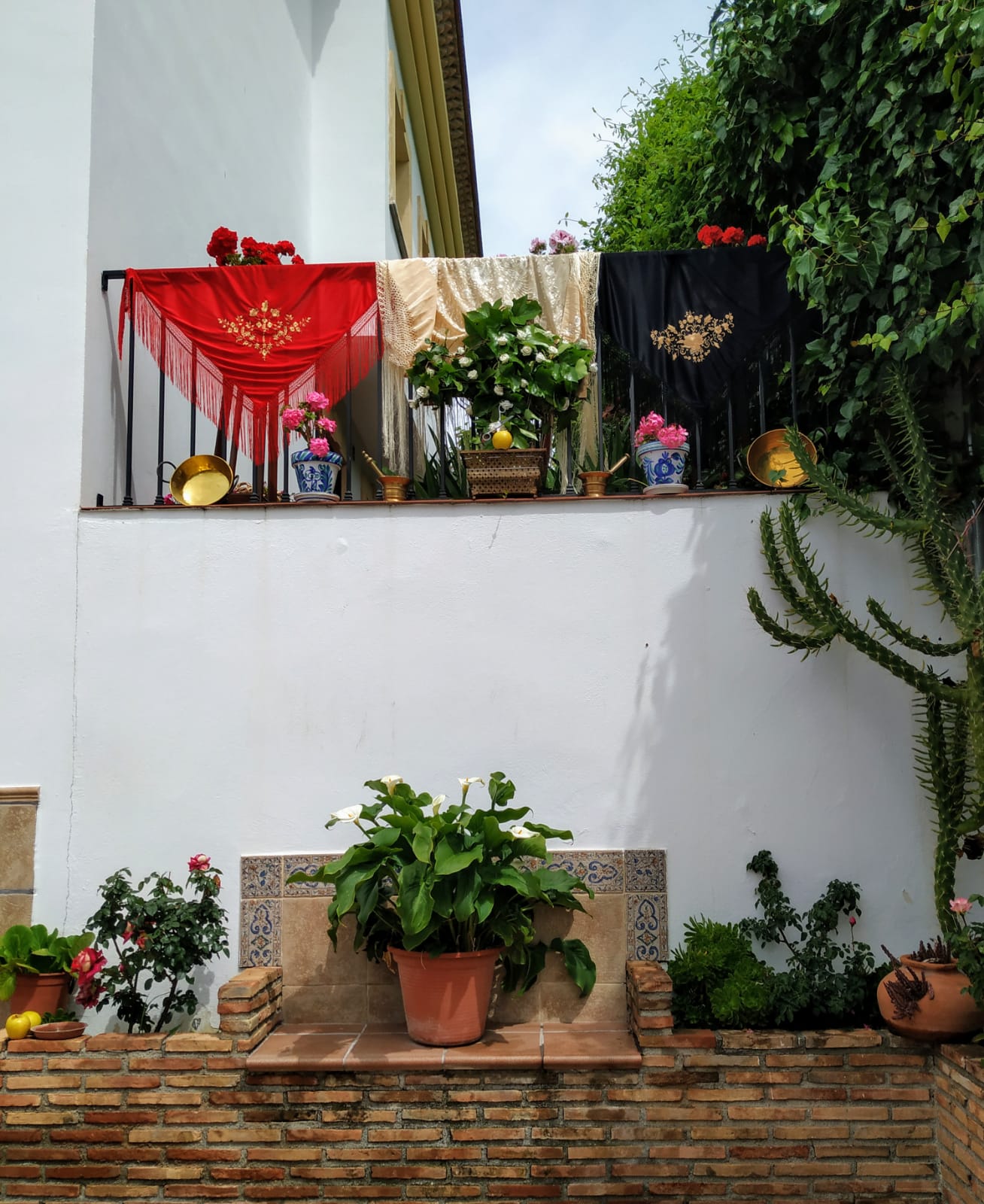 Montefrío pide a sus vecinos que engalanen sus balcones para celebrar el Día de la Cruz, en el que volverán las cruces tradicionales