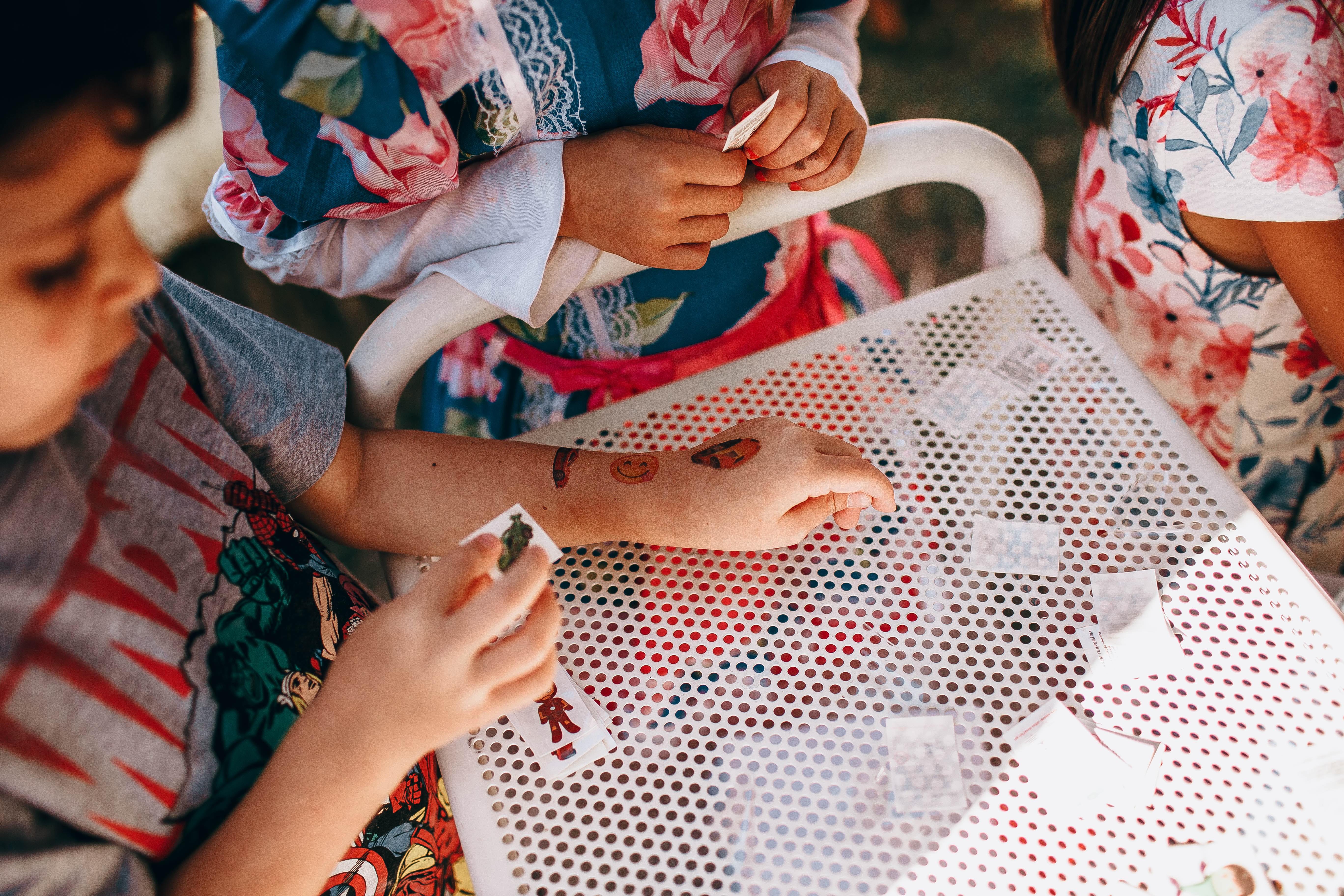 Las calcomanías que usan con frecuencia los niños pueden alterar la función de barrera protectora de la piel