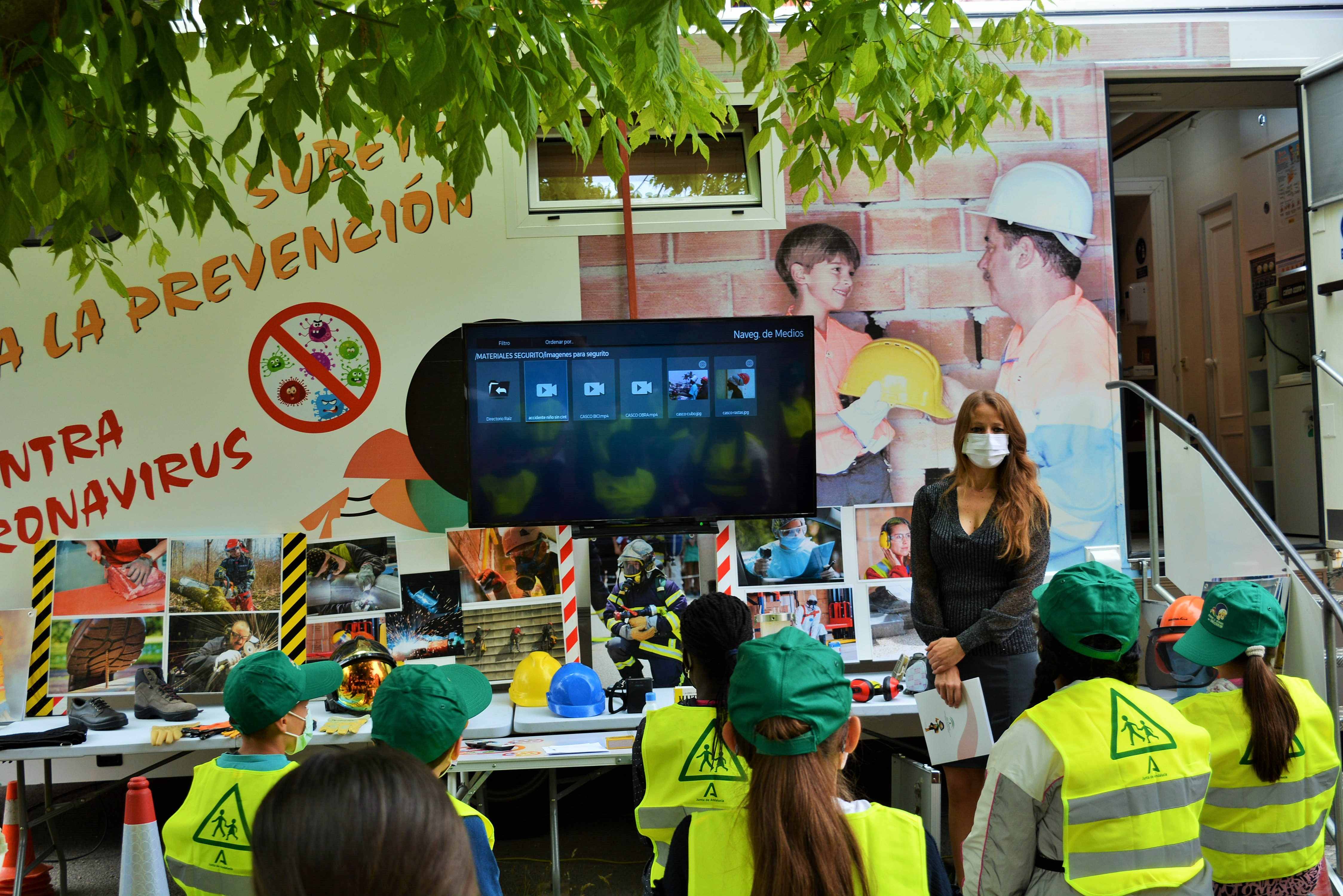 El ‘Autobús de la Prevención’ rinde un homenaje a los centros educativos de Granada por sus buenas prácticas frente a la Covid