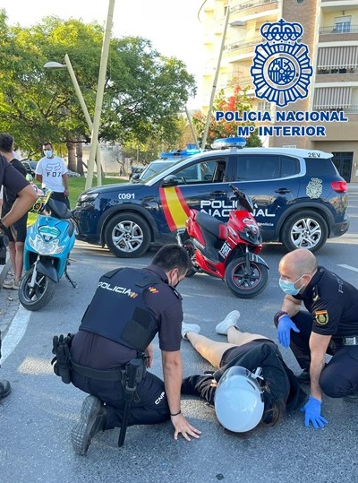 Auxilian a una joven accidentada tras caer violentamente de su ciclomotor en una rotonda