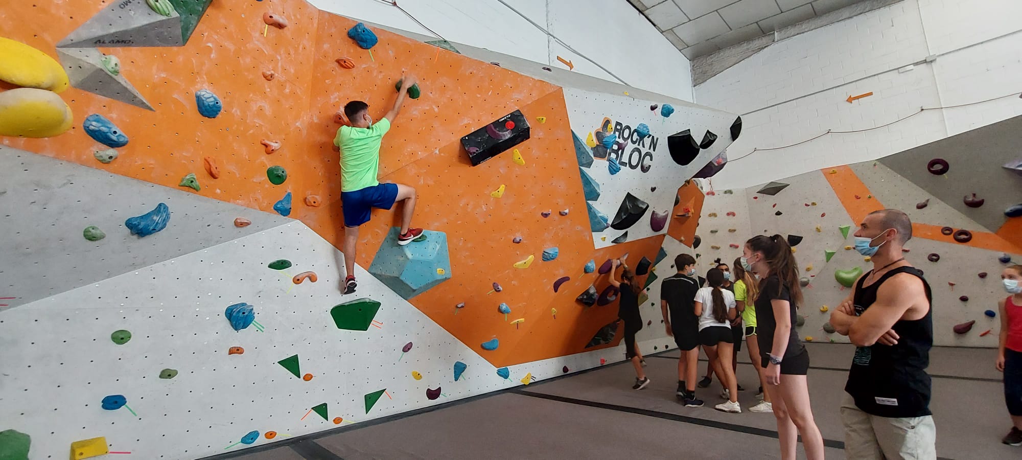 Una visita al rocódromo, entre las alternativas de ocio saludable para los jóvenes de Monachil