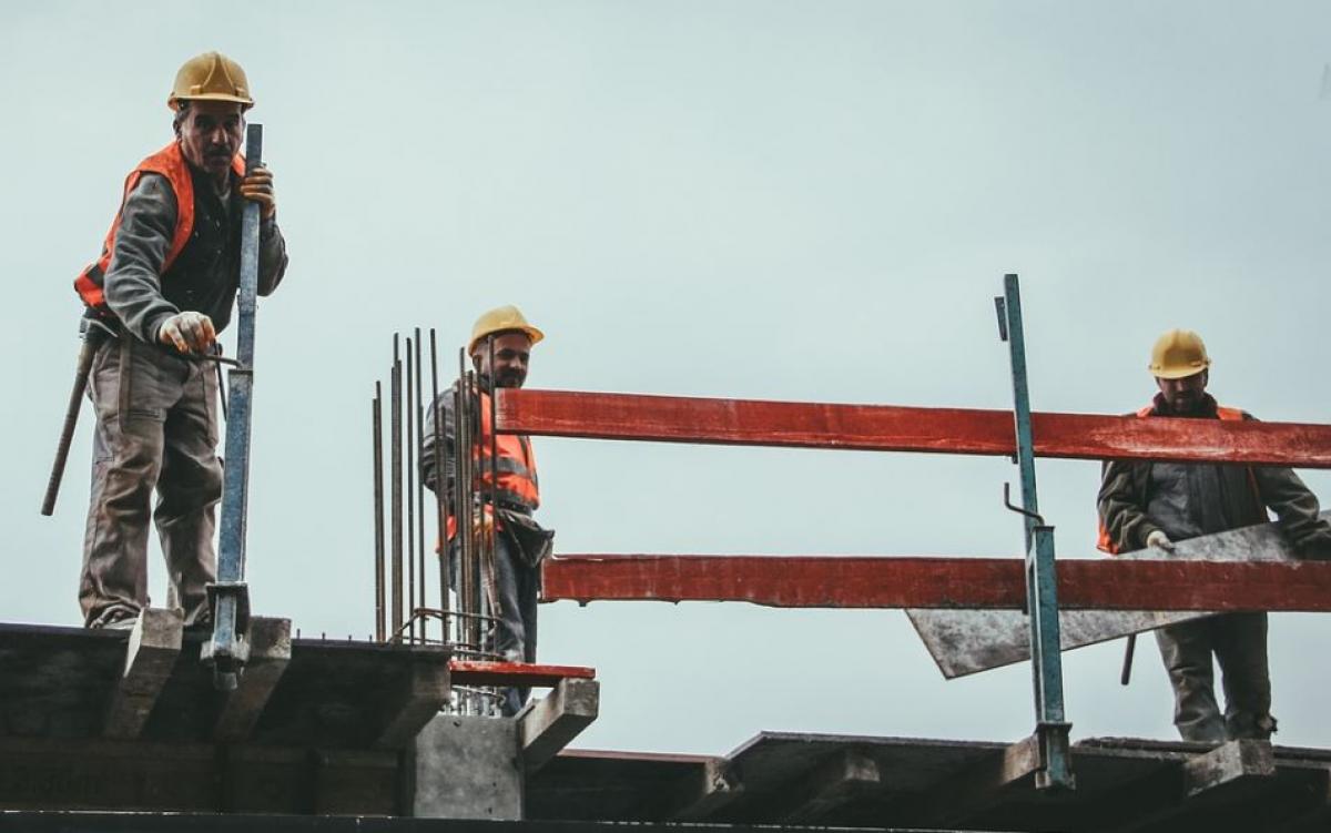 El sector de la construcción impone horario reducido en para evitar los golpes de calor en las obras