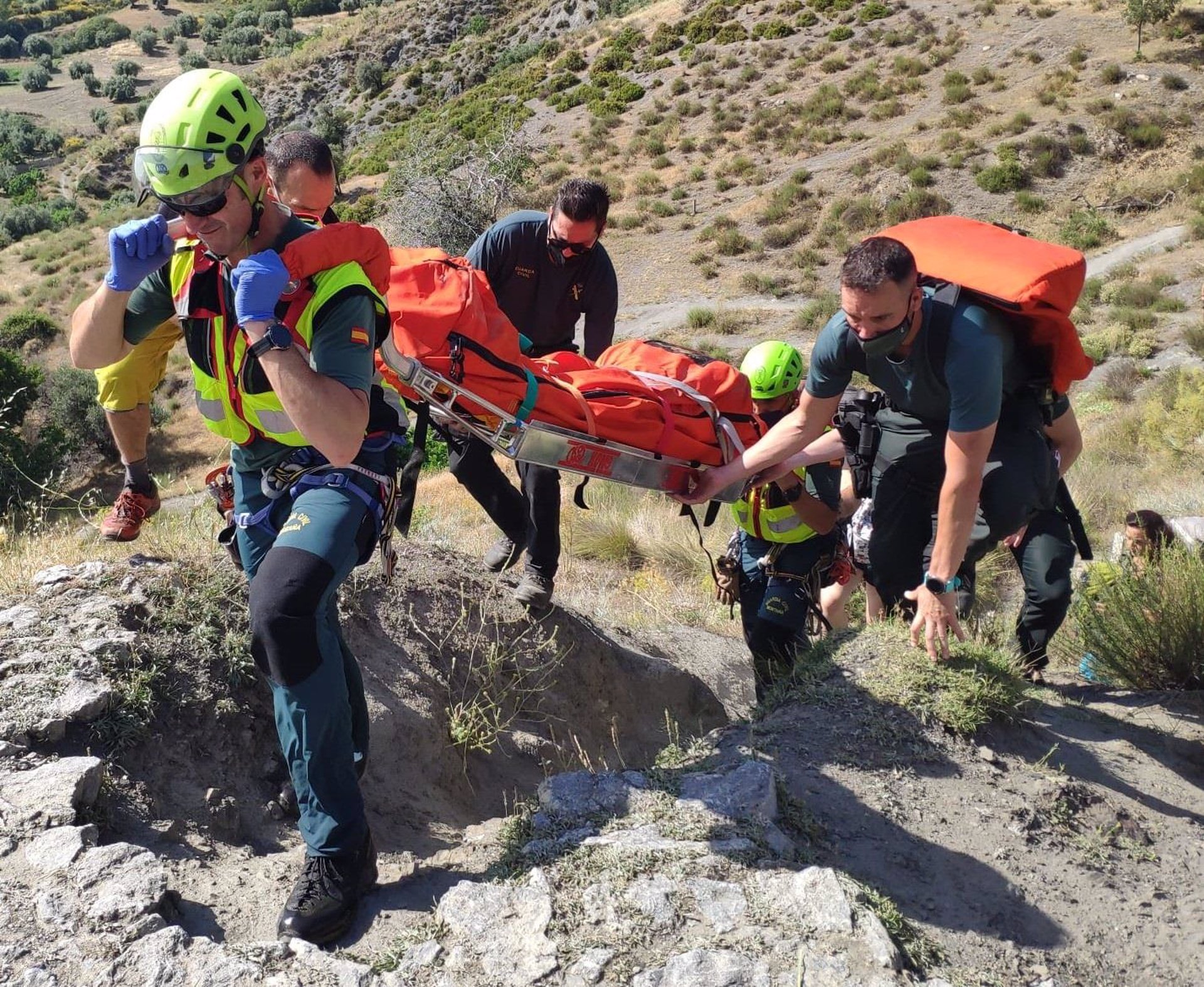 Rescatado un senderista accidentado en un barranco de Saleres